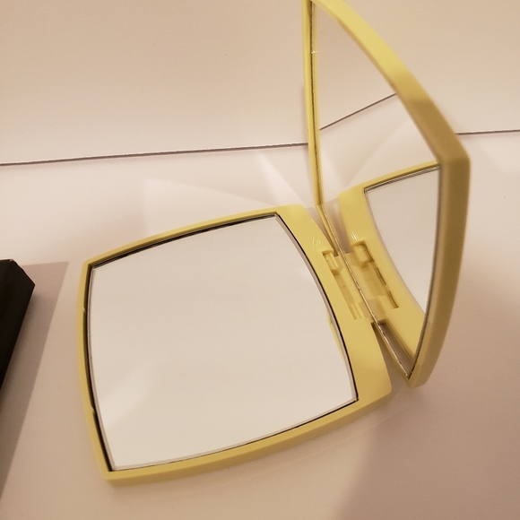 💖100% Authentic CHANEL Limited Edition Compact Mirror, OVNI (Yellow) *NEW - Picture 9 of 14